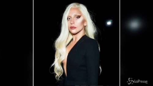 Lady Gaga, sotto la scollatura verticale... assolutamente niente