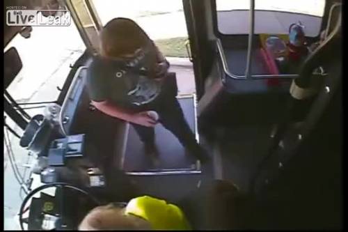 Usa, ragazzino prende a schiaffi conducente del bus
