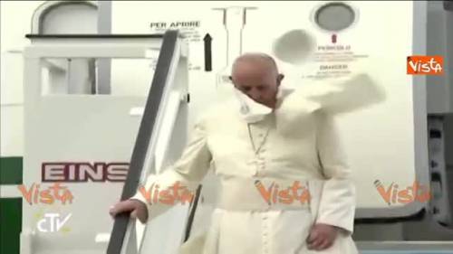 Cuba, il Papa scende dall'aereo: la papalina vola via