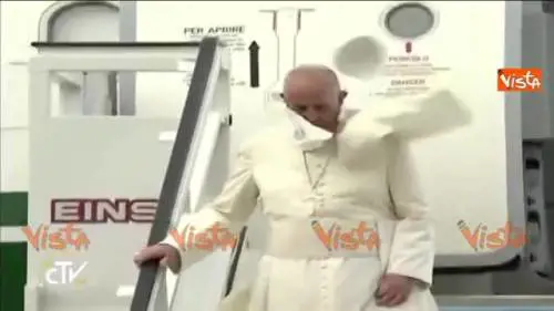 Cuba, il Papa scende dall'aereo: la papalina vola via