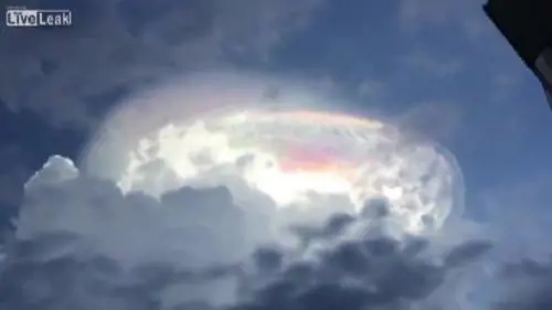 Nel cielo spunta un'aureola: per i testimoni è un segno di Dio