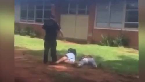 Poliziotto usa taser contro due studenti
