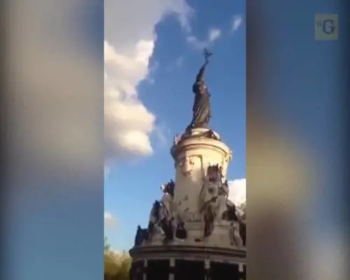 Ragazzo cade da una statua durante un festival di musica techno