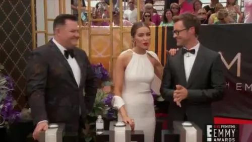 Svenimento in diretta tv sul red carpet degli Emmy