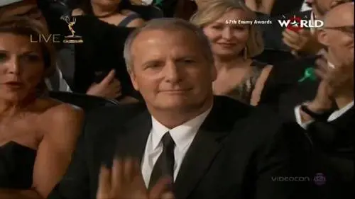 Vince dopo 16 nomination, l'attore striscia sul palco