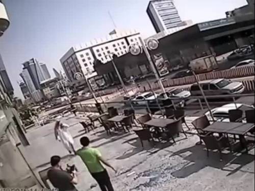 Saudita passeggia per strada e gli cade in testa una lastra di vetro