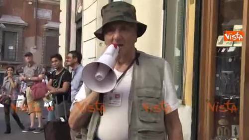 Pensionato contro Renzi: "Siete tutti ladri"