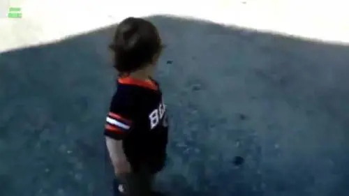 Bimbi scoprono le loro ombre. Il video commuove il web