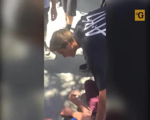 Bullo aggredisce ragazzo cieco e finisce al tappeto senza accorgersene