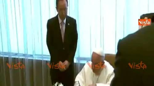 Bergoglio firma il "Libro d'oro" nella sede dell'Onu