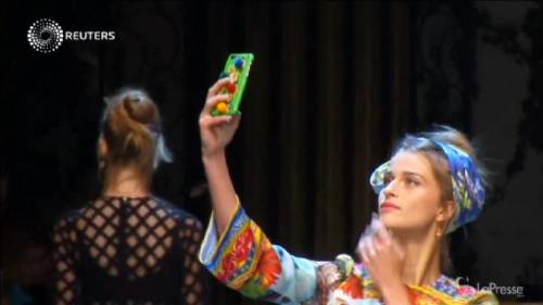 Dolce&Gabbana porta i selfie in passerella: sfila ancora la "bella Italia"