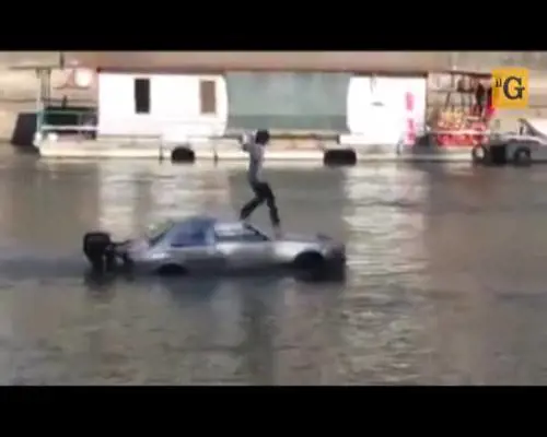 Percorre il Tevere su una Maserati "anfibia"