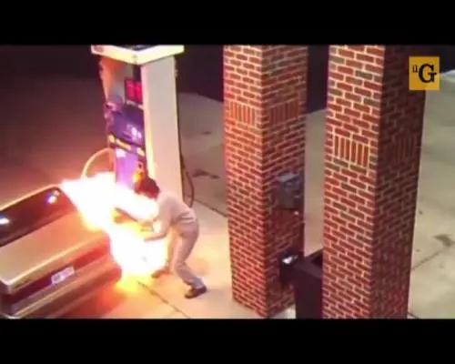 Tenta di uccidere un ragno ma dà fuoco alla pompa di benzina