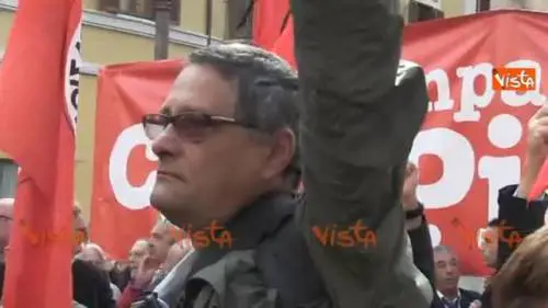 Pugni alzati e "Bella ciao" al funerale di Ingrao