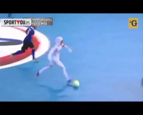 "La squadra femminile iraniana piena di uomini e trans"