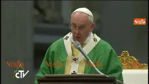 Papa: "Sempre meno serietà nel matrimonio"
