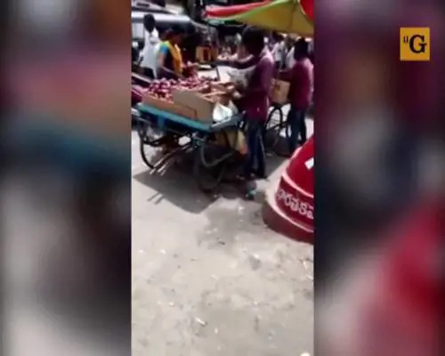 Venditore ambulante che truffa i clienti smascherato e denunciato sul web