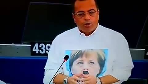 La maglia di Buonanno: "Merkel come Hitler"