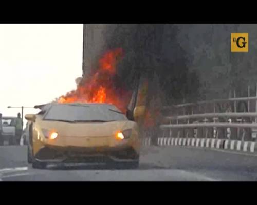 Lamborghini modificata sputa fiamme... e prende fuoco