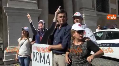 La protesta di Marchini: "Marino ha distrutto Roma"