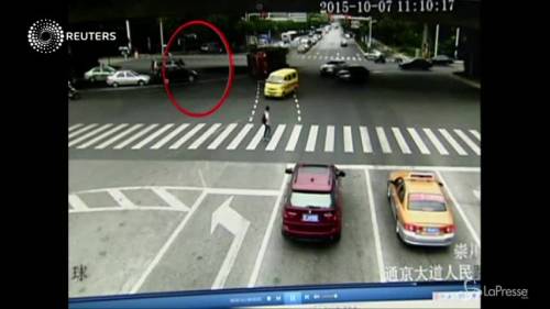 Spettacolare incidente in Cina: camion si ribalta ma la bici riesce a scappare