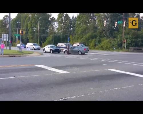 Gira in tondo all'incrocio, colpisce diverse auto e si cappotta fuori strada