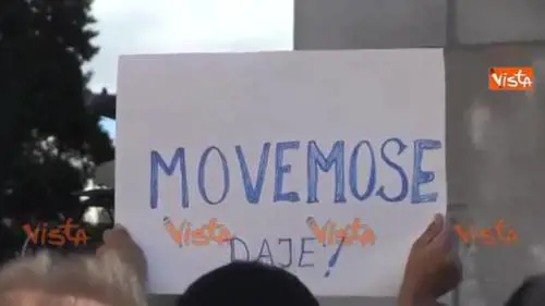 I sostenitori di Marino in piazza: "Grazie Marziano"