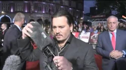 Johnny Depp ruba il microfono alla cronista