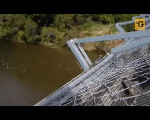 Ponte sospeso crolla mentre i turisti lo attraversano