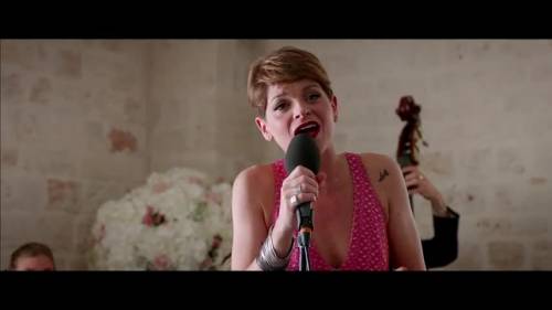 Alessandra Amoroso canta in "Io Che Amo Solo Te"
