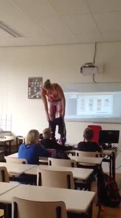 Professoressa si spoglia a scuola