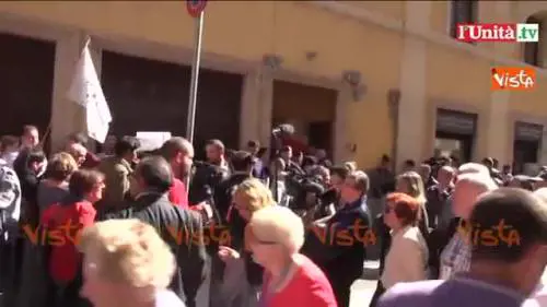 Marino, i sostenitori davanti alla sede Pd