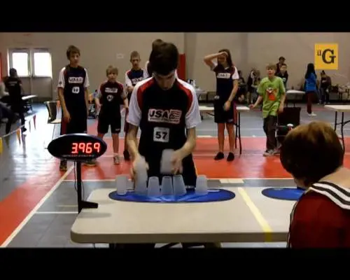 Stati Uniti celebrano un nuovo avvincente sport: l'impilamento dei bicchieri