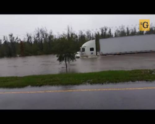 Camion semiarticolato percorre l'autostrada completamente inondata