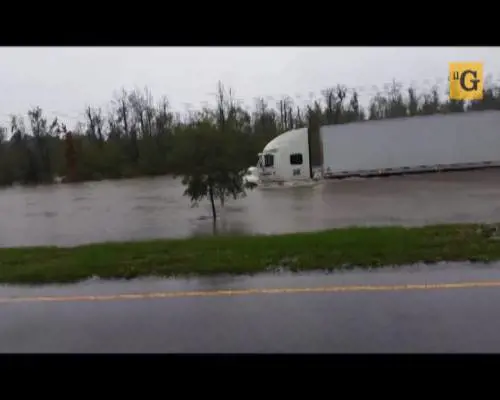 Camion semiarticolato percorre l'autostrada completamente inondata
