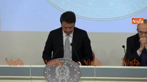 Renzi fa il brillante: "Vi mostro le slide, altrimenti..."