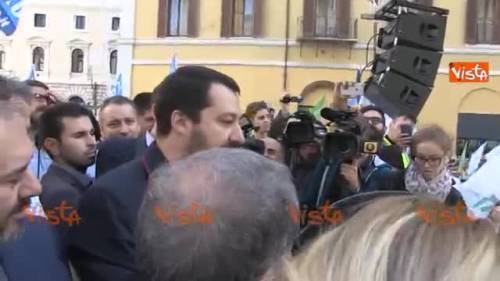 Salvini a Alfano: "Togliti la giacca e sali su una volante"