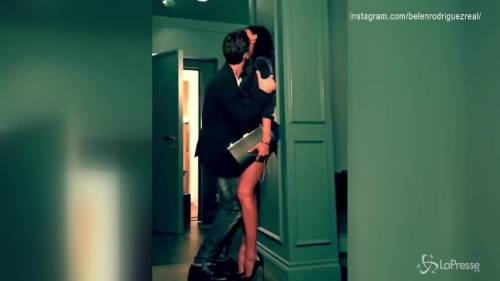 Baci bollenti tra Belen e Stefano: le clip fanno impazzire Instagram