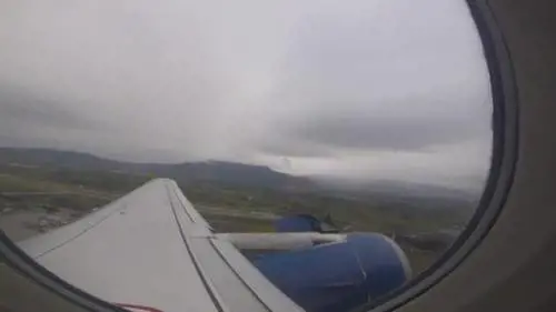 L’aereo low cost perde pezzi al decollo: è costretto a rientrare