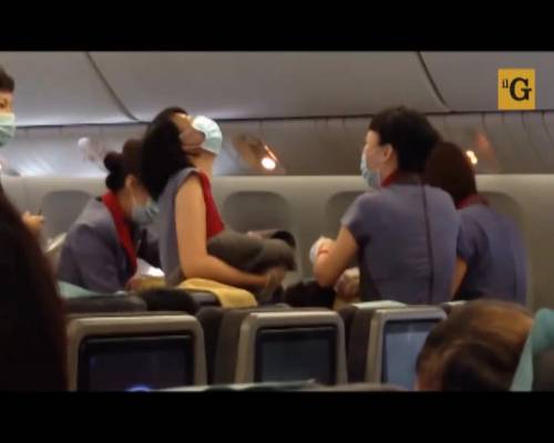 Donna cinese partorisce in aereo durante il volo