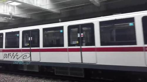 Metro di Roma, i nuovi treni sono già imbrattati