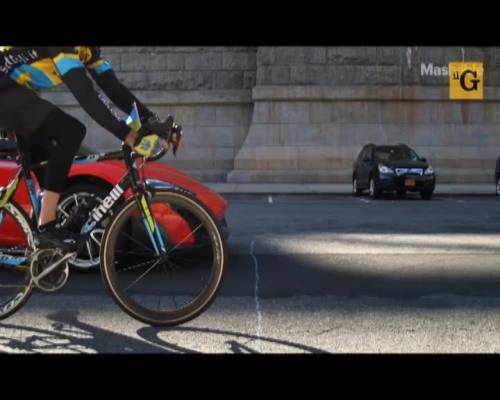 La bici sfida la McLaren 675LT...nel traffico di New York