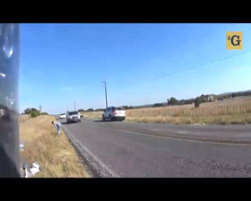 Autista sperona una moto per non farsi superare