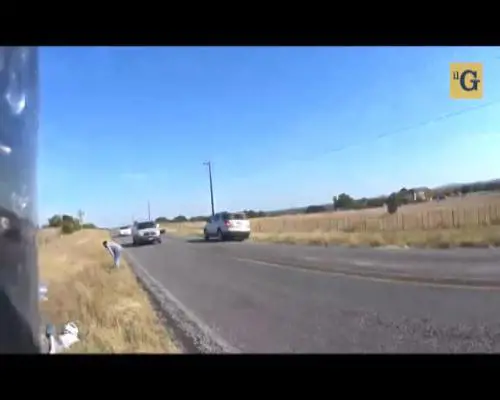 Autista sperona una moto per non farsi superare