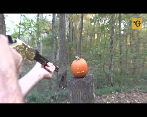 Coltelli troppo pericolosi: meglio il fucile per preparare una zucca di Halloween