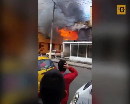Bogotà, aereoplano si schianta in pieno centro abitato