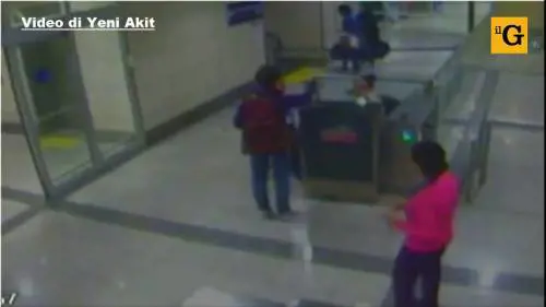Jacky Sutton all'aeroporto a Istanbul