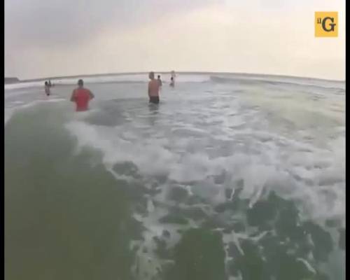 Baywatch brasiliani filmano con la Gopro il salvataggio di un dodicenne 