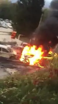 I nomadi bruciano le auto