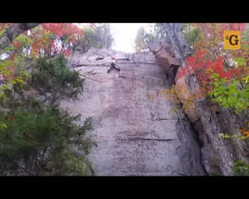 Scalatore precipita ma il compagno lo salva ad un metro dall'impatto